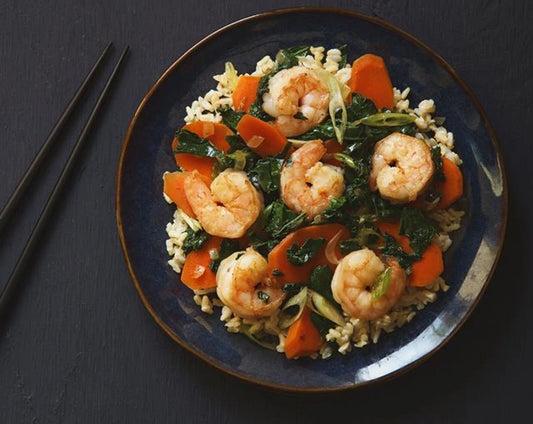 Wok med hvitløk, reker og grønnkål